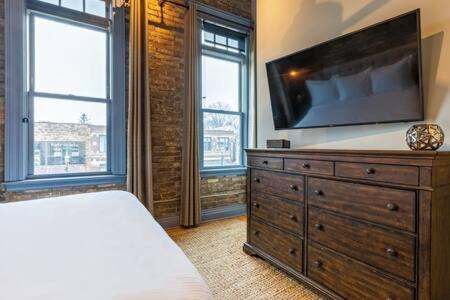 Hip Urban Loft - Small Town Charm - 124 Lofts #1 West Dundee ภายนอก รูปภาพ