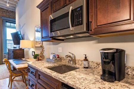 Hip Urban Loft - Small Town Charm - 124 Lofts #1 West Dundee ภายนอก รูปภาพ